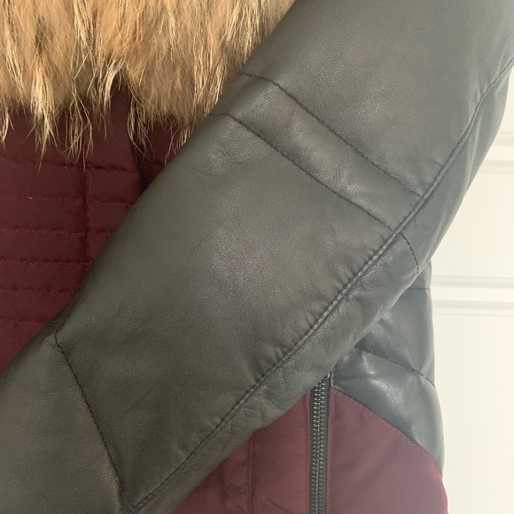 Down-filled Coat real Fur hood, Leather sleeves and accents - Picture 7 of 16